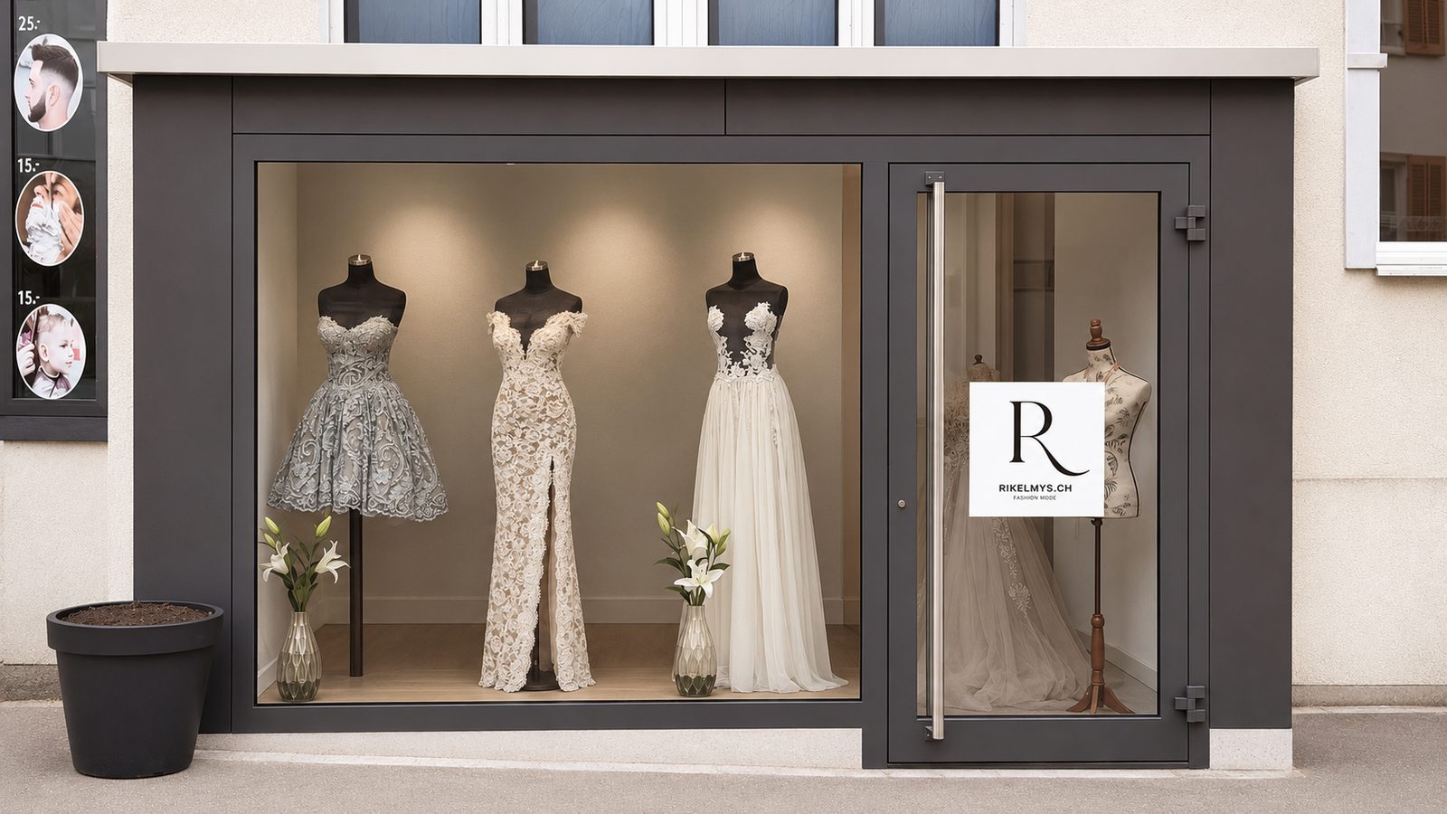 Schaufenster des Ateliers Rikelmys mit Brautkleidern und Logo, Hauptstrasse 64 Kreuzlingen
